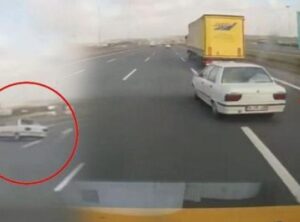 Arnavutk&ouml;y'de Şok Edici Kaza: Direksiyon Hakimiyeti Kayboldu, Ara&ccedil; Bariyere &Ccedil;arptı!
