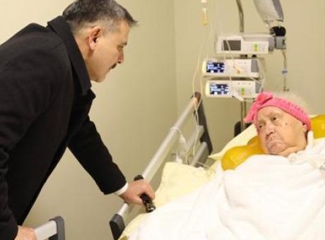 Bakan &Ccedil;ift&ccedil;i, &Ouml;ğretmenine Şifa Dilemek İ&ccedil;in Hastanede Duygusal Ziyaret Ger&ccedil;ekleştirdi