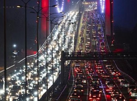 Bayram D&ouml;n&uuml;ş&uuml; İstanbul’da Trafik K&acirc;busu: Yoğunluk Y&uuml;zde 62’ye Ulaştı!