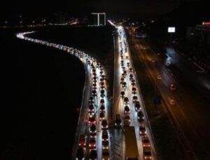 D&ouml;n&uuml;ş Yolunda Şok Trafik: 43 İlin Ge&ccedil;iş Noktasında 40 Km Kuyruk