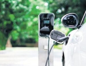 Elektrikli Ara&ccedil; Şarjında Şok Değişim: Yeni D&uuml;zenlemeler Neleri Getiriyor?