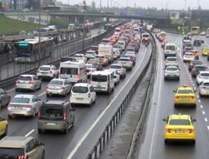 İstanbul’da Pazartesi Trafigi: Okul Servisleriyle Y&uuml;zde 67’lik Sıkışıklık!