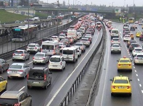 İstanbul’da Pazartesi Trafigi: Okul Servisleriyle Y&uuml;zde 67’lik Sıkışıklık!