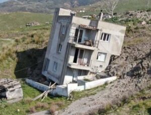 İzmir’de Tehlikeli Heyelan: 14 Ev Yıkıldı, Mahalle Kayıplara Karışıyor!