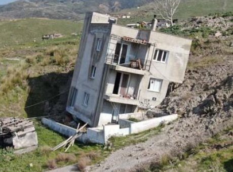 İzmir’de Tehlikeli Heyelan: 14 Ev Yıkıldı, Mahalle Kayıplara Karışıyor!