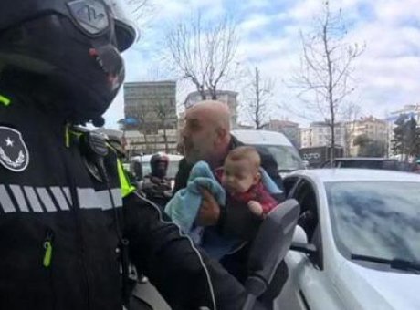 K&uuml;&ccedil;&uuml;k Kahraman: Motosikletli Zabıta Bebek İ&ccedil;in İkinci Bir Şans Yarattı