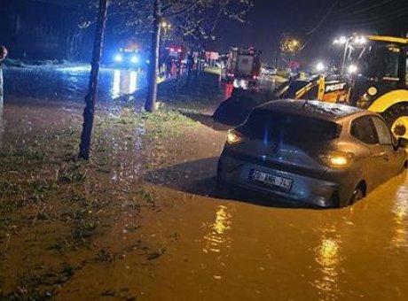 Manisa&rsquo;da Sağanak Alarmı: Ara&ccedil;lar Suya G&ouml;m&uuml;ld&uuml;, Hayat Durma Noktasına Geldi!