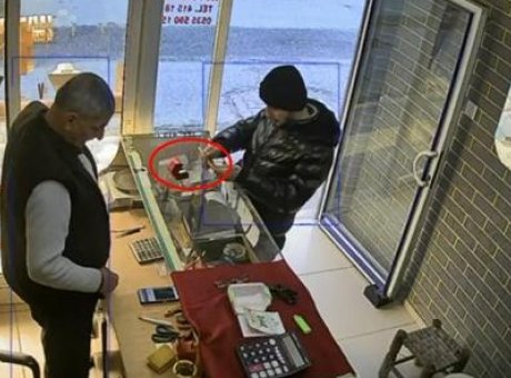 Mardin’de Kuyumcudan 60 Bin Liralık Y&uuml;z&uuml;kle Ka&ccedil;an Dolandırıcı Kamerada!
