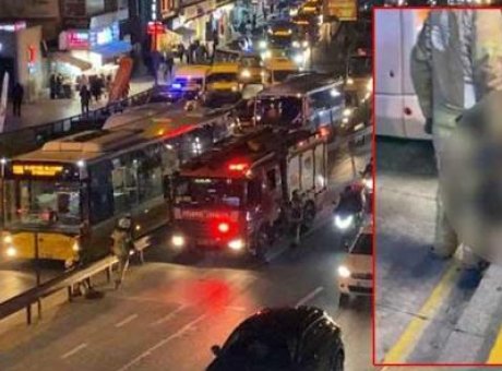 Metrob&uuml;s Kazasında Şok Anlar: Yolcu, Ara&ccedil; Altında Kaldı!