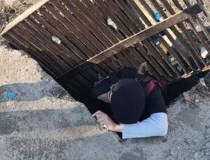 Okul Yolunda Şok An: Kapağı Kayarak 1.5 Metre Derinliğinde &Ccedil;ukura D&uuml;şt&uuml;!