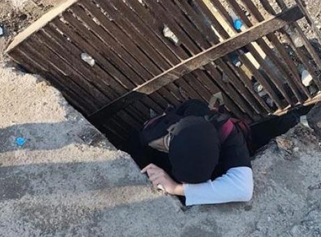 Okul Yolunda Şok An: Kapağı Kayarak 1.5 Metre Derinliğinde &Ccedil;ukura D&uuml;şt&uuml;!