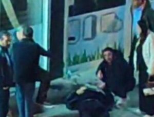 “Otob&uuml;ste Yan Bakma Kavgası: Bı&ccedil;aklı Saldırı İle Sonu&ccedil;landı!”