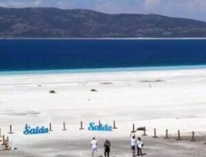 Salda G&ouml;l&uuml;’nde Aşk ve Hayaller: Ziyaret&ccedil;iler Duygularını Kağıda D&ouml;k&uuml;yor