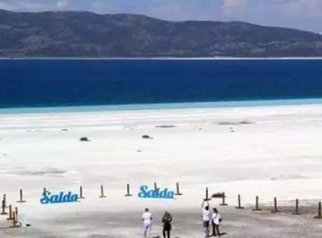 Salda G&ouml;l&uuml;’nde Aşk ve Hayaller: Ziyaret&ccedil;iler Duygularını Kağıda D&ouml;k&uuml;yor