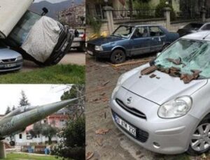 Şiddetli R&uuml;zgar Kentin &Ccedil;ehresini Değiştirdi: Ağa&ccedil;lar ve &Ccedil;atlar Havalanıyor!