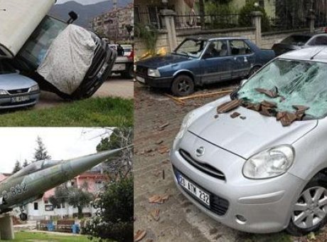 Şiddetli R&uuml;zgar Kentin &Ccedil;ehresini Değiştirdi: Ağa&ccedil;lar ve &Ccedil;atlar Havalanıyor!