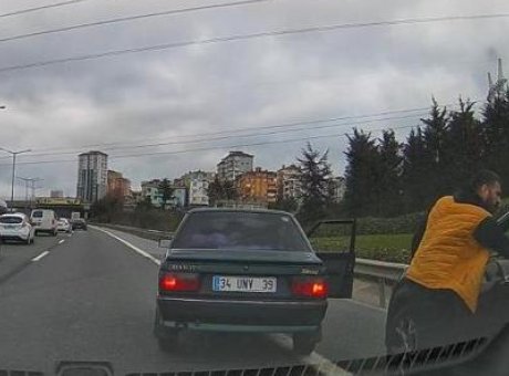 Trafikte Gerilim Tavan Yaptı: S&uuml;r&uuml;c&uuml;ler Arasında Tokatlı Kavga!