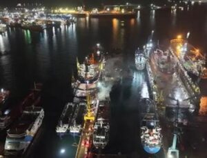 Tuzla’da Kuru Y&uuml;k Gemisinde &Ccedil;ıkan Yangın, Ekipleri Seferber Etti