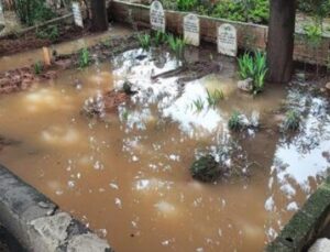 Yağmur Sonrası Kabirler Sular Altında: Adanalıların Mezarlık M&uuml;cadelesi