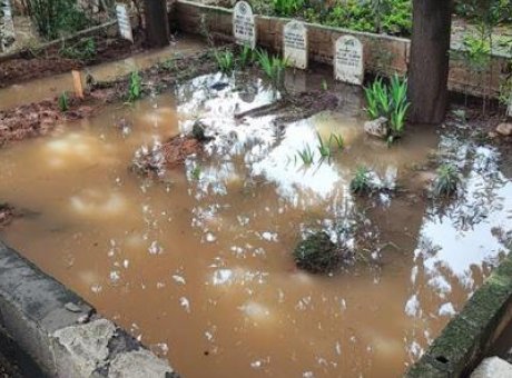 Yağmur Sonrası Kabirler Sular Altında: Adanalıların Mezarlık M&uuml;cadelesi