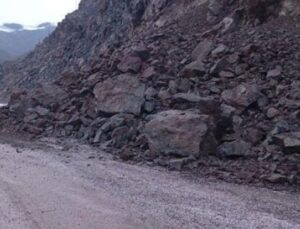 Y&uuml;ksekova’da Heyelan Ulaşımı Fel&ccedil; Etti: İki İl Arasındaki Yol Kapatıldı