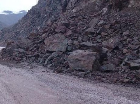 Y&uuml;ksekova’da Heyelan Ulaşımı Fel&ccedil; Etti: İki İl Arasındaki Yol Kapatıldı