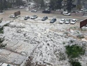 Adana’da Dolu Şok Etti: Sokaklar Beyaza B&uuml;r&uuml;nd&uuml;, S&uuml;r&uuml;c&uuml;ler Zor Anlar Yaşadı