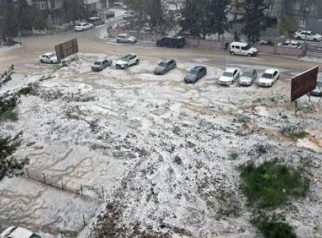 Adana’da Dolu Şok Etti: Sokaklar Beyaza B&uuml;r&uuml;nd&uuml;, S&uuml;r&uuml;c&uuml;ler Zor Anlar Yaşadı