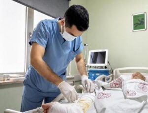 Ağrı&rsquo;da Şok Gelişme: K&uuml;&ccedil;&uuml;k Bir Yaradan “Et Yiyen Bakteri” Tehdidi!