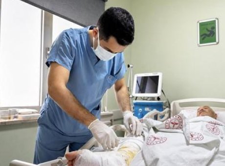 Ağrı&rsquo;da Şok Gelişme: K&uuml;&ccedil;&uuml;k Bir Yaradan “Et Yiyen Bakteri” Tehdidi!