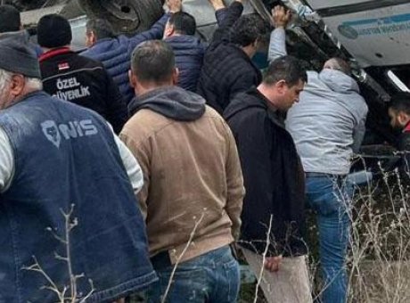 Ankara’da Feci Kaza: &Ouml;zel Halk Otob&uuml;s&uuml; &Uuml;st Ge&ccedil;idi Aştı, 5 &Ouml;l&uuml;, 14 Yaralı!