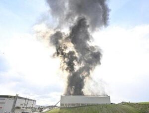 Ankara&rsquo;da Mobilya Deposunda Korkutan Yangın: İtfaiye Seferber Oldu!