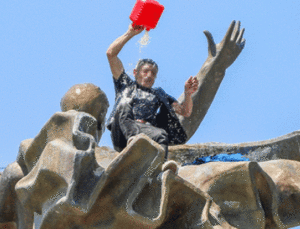 Antalya’da Şok Anlar! Anıt &Uuml;zerinden İntihar Tehdidi ve Dramın Perde Arkası