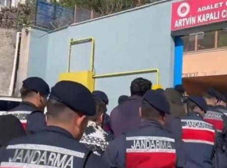 Artvin’de &Ccedil;&ouml;kertilen Dolandırıcılık Ağı: Avukat Kılığına Girmiş 35 Ş&uuml;pheli Yakalandı!