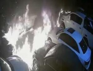 Beşiktaş&rsquo;ta L&uuml;ks Ara&ccedil; Yangını: 15 Milyonluk Ara&ccedil; K&uuml;llere Karıştı!