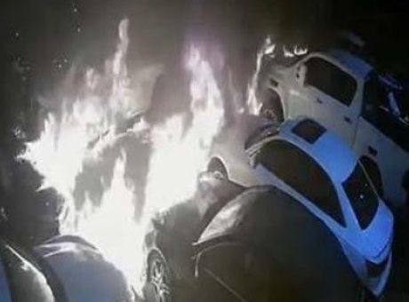 Beşiktaş&rsquo;ta L&uuml;ks Ara&ccedil; Yangını: 15 Milyonluk Ara&ccedil; K&uuml;llere Karıştı!