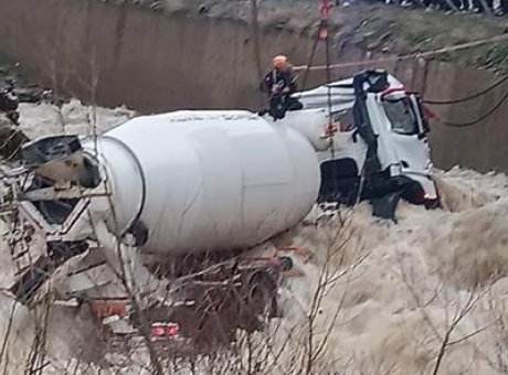 Beton Mikseri Dereye Yuvarlandı: Kayıp Şof&ouml;r&uuml;n Cansız Bedeni 5 Saatlik Arama Sonrası Bulundu