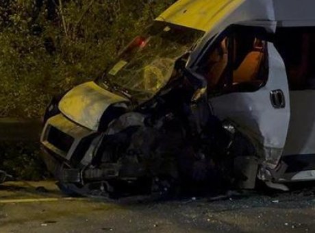 Beykoz&rsquo;da Feci Kaza: Servis Minib&uuml;s&uuml; ve Otomobil &Ccedil;arpıştı, 11 Yaralı