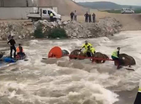 Bursa’da Trakt&ouml;r Devrildi: 10 İş&ccedil;i Derede Mahsur Kaldı, Kurtarma Anları Kamerada!
