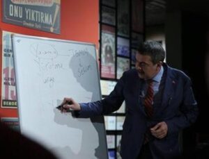 Demokrasi Sınıfında: Bakan Tekin’den &Ouml;ğrencilere Tarih Dersi