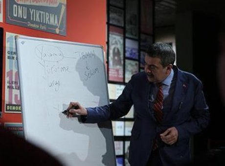 Demokrasi Sınıfında: Bakan Tekin’den &Ouml;ğrencilere Tarih Dersi