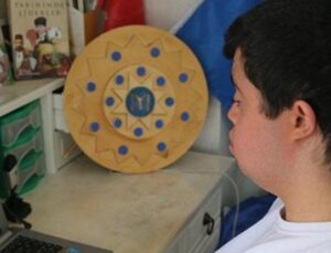 Down Sendromlu Gen&ccedil; Deniz’in İnanılmaz Okuma Yeteneğiyle Tarihi Yeniden Yazıyor