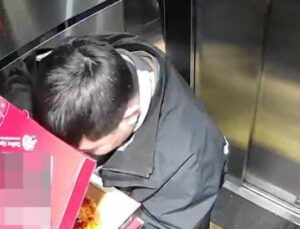 D&uuml;zce&rsquo;de Pizzanın &Uuml;zerindeki Malzemeyi Yiyen Kurye Şok Etti!