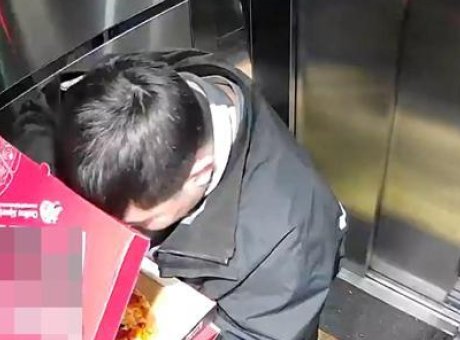 D&uuml;zce&rsquo;de Pizzanın &Uuml;zerindeki Malzemeyi Yiyen Kurye Şok Etti!