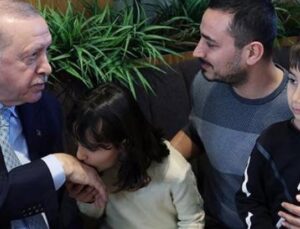 Erdoğan’dan Beyoğlu’nda Sıcak Karşılama: &Ccedil;ocuklara Har&ccedil;lık ve Oyuncak M&uuml;jdesi!