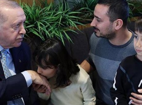 Erdoğan’dan Beyoğlu’nda Sıcak Karşılama: &Ccedil;ocuklara Har&ccedil;lık ve Oyuncak M&uuml;jdesi!