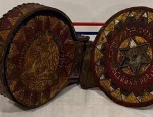 Erzurum’da Ceylan Derisi &Uuml;zerine İşlenmiş Altın Tevrat ve Uyuşturucu Ele Ge&ccedil;irildi