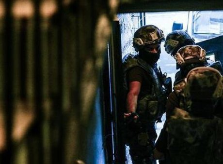 Gece Kul&uuml;b&uuml;nde Şok Baskın: &Uuml;nl&uuml; İsimler G&ouml;zaltında!