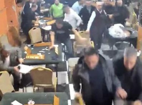 İstanbul’da Panik Anları: Kahvehane Camları Titredi, M&uuml;şteriler Dışarı Fırladı!