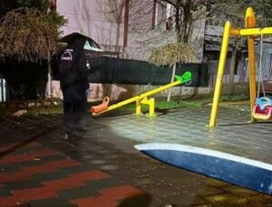 İzmir&rsquo;de &Ccedil;ocuk Parkında Dehşet: 3 Yaşındaki &Ccedil;ocuğa Bı&ccedil;aklı Saldırı!